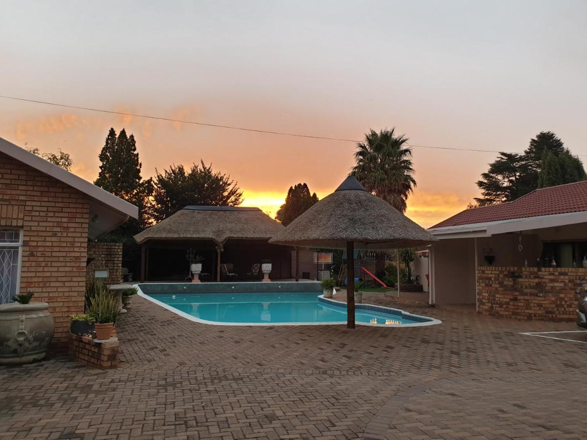 Invite Guest House - Self Catering Accommodation In Vanderbijlpark Exterior foto